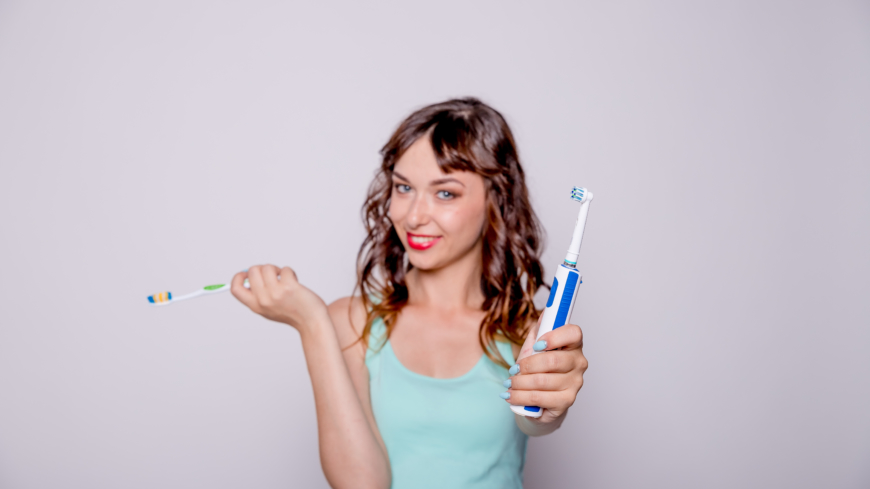  Bytt ut din gamla traditionella tandborste mot en eltandborste? Få maximal effekt genom att lära dig använda den rätt! Foto: Shutterstock
